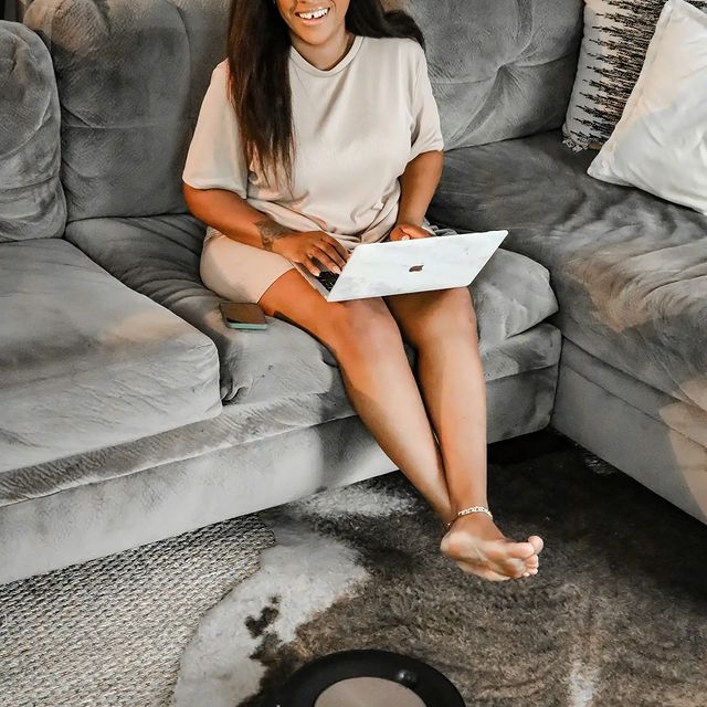 Можеш да почиваш на плажа, в планината или излегнат на канапето с крака върху табуретката, докато прахосмукачката-робот Roomba® се грижи за чистотата на подовете. Не ставай! Тя картографира дома ти и не пропуска дори ъглите, зарежда се сама и сигнализира, когато приключи работа. #irobot#irobotlove